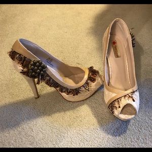 “Two Lips” Pumps